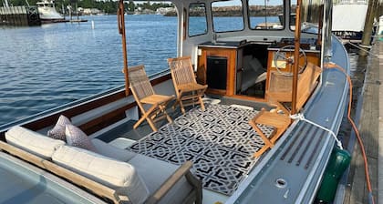 Welcome Aboard! Cozy Docked Houseboat