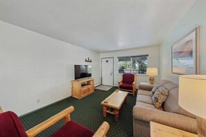 Living area - Cozy 2-bedroom condo with AC in beautiful South Lake Tahoe (South Lake Tahoe)