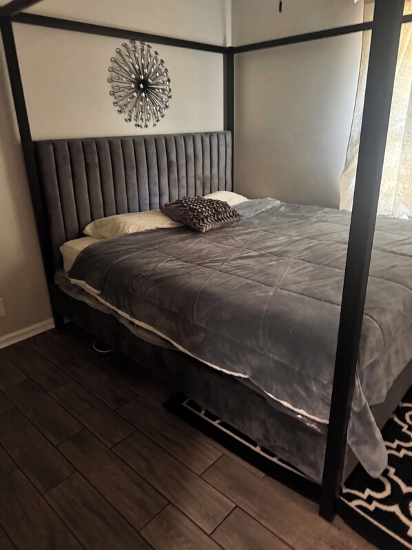3 habitaciones, tabla de planchar con plancha, wifi y ropa de cama 