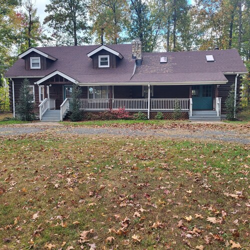 The Great Escape! 4 BR Log Cabin- A beautiful mix of modern and authentic!