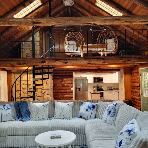 The Great Escape! 4 BR Log Cabin- A beautiful mix of modern and authentic!