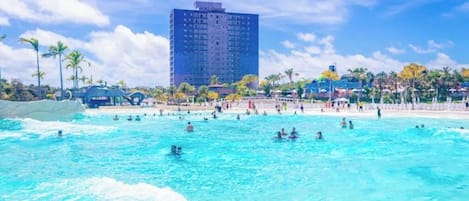 2 個室內泳池、室外泳池