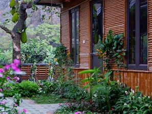 Deluxe Twin kamer, uitzicht op tuin | Een kluis op de kamer, een bureau, geluiddichte muren, gratis wifi