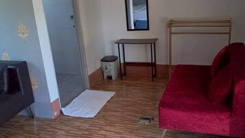 Standaard kamer, 1 kingsize bed | Woonruimte | Een 20-inch flatscreentelevisie met kabelzenders