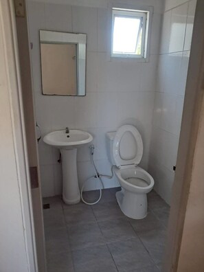Standard Room, 1 King Bed | Bathroom | Shower, free toiletries, towels, soap - Phum Riang House (Chaiya)