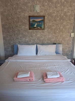 Standard Room, 1 King Bed | Free WiFi, bed sheets - Phum Riang House (Chaiya)