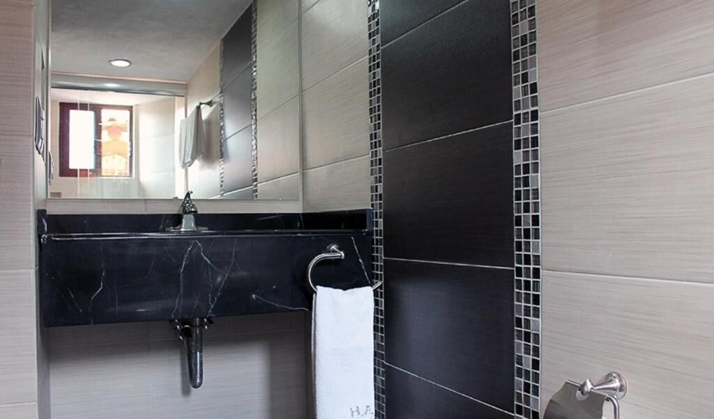 Regadera, amenidades de baño gratuitas, secadora de cabello, toallas 
