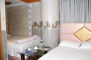 Escritorio, wifi gratis y ropa de cama 
