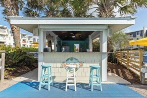 Outdoor dining - Cozy 2-bedroom condo with AC in serene Myrtle Beach (Myrtle Beach)