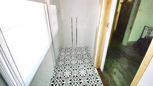 Un baño con ducha, inodoro y lavamanos.