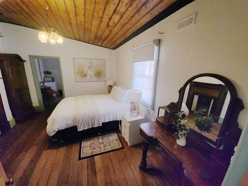 "Downie" Historic accommodation with En-suite.