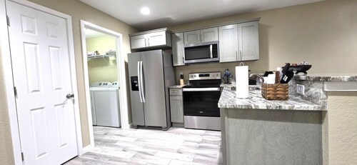Modern 2BR/2Bath Minutes to WEC & FAST