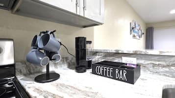 Micro-ondes, plaque de cuisson, lave-vaisselle, cafetière/bouilloire