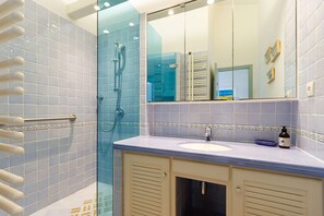 Bathroom - PORT GRIMAUD 2-bedroom house - Terrace, A/C, Mooring (PORT GRIMAUD)