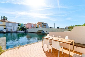 Outdoor dining - PORT GRIMAUD 2-bedroom house - Terrace, A/C, Mooring (PORT GRIMAUD)