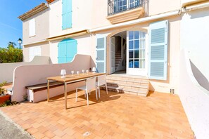 Outdoor dining - PORT GRIMAUD 2-bedroom house - Terrace, A/C, Mooring (PORT GRIMAUD)