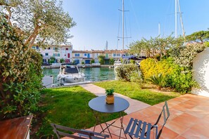 Outdoor dining - PORT GRIMAUD: Superb 3-room apartment - A/C, terrace and garden (PORT GRIMAUD)