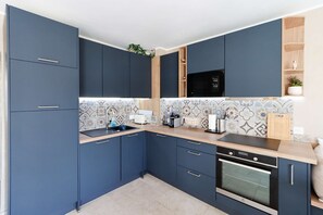 Fridge, microwave, oven, dishwasher - PORT GRIMAUD: Superb 3-room apartment - A/C, terrace and garden (PORT GRIMAUD)