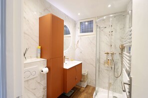 Bathroom - PORT GRIMAUD: Superb 3-room apartment - A/C, terrace and garden (PORT GRIMAUD)