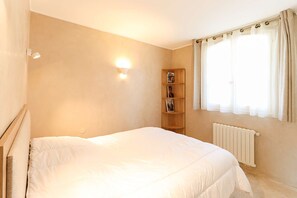 2 bedrooms, free WiFi - PORT GRIMAUD: Superb 3-room apartment - A/C, terrace and garden (PORT GRIMAUD)