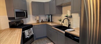 Modern Downtown Retreat Near Lambeau & Fox River