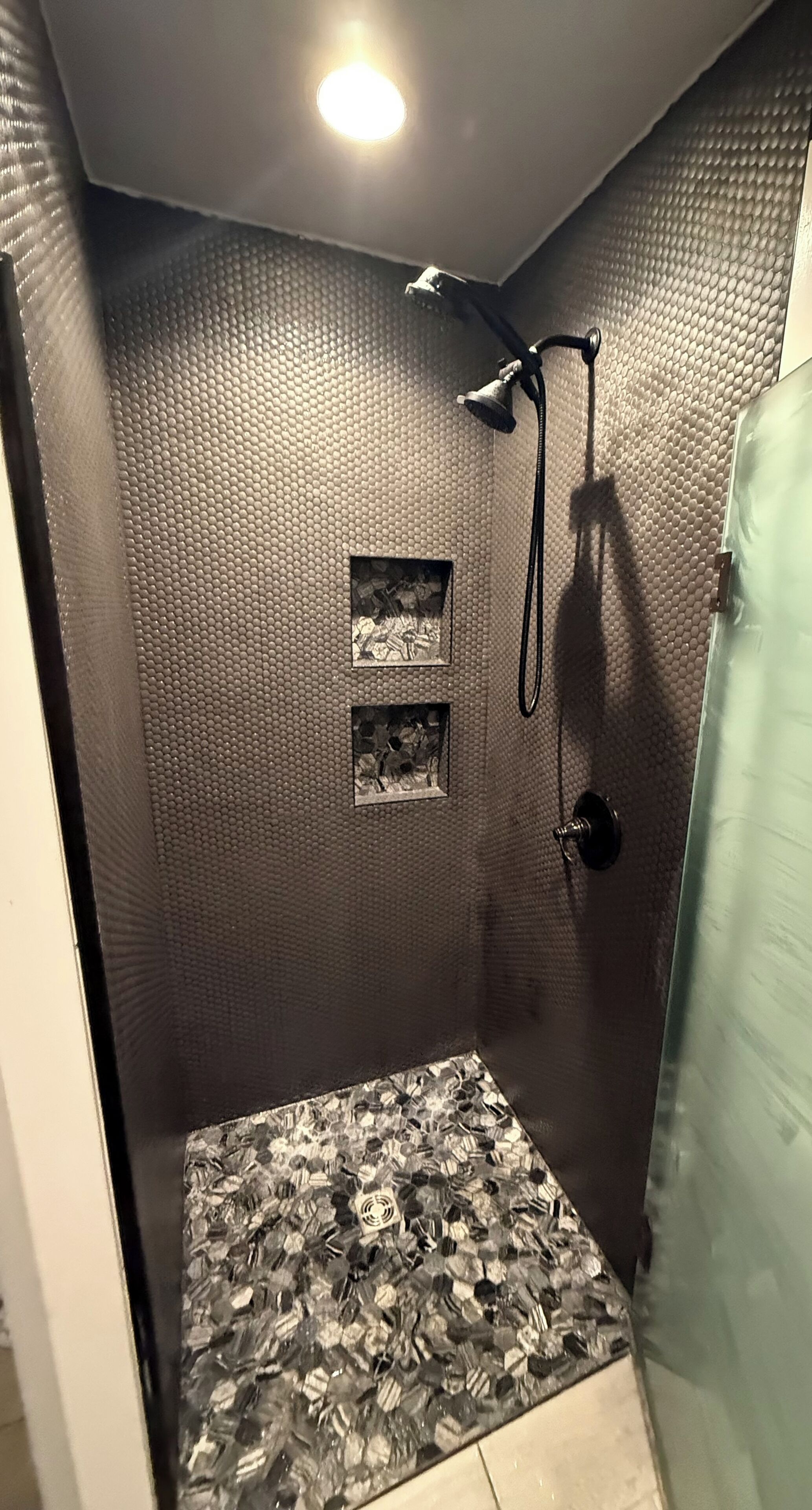 Douche, sèche-cheveux, serviettes fournies, savon