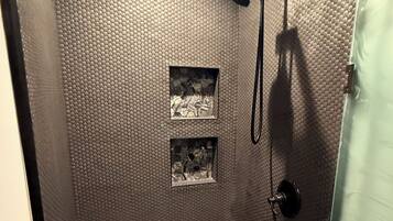 Douche, sèche-cheveux, serviettes fournies, savon