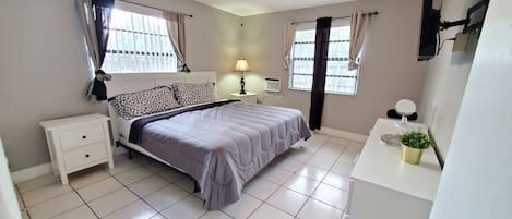 2 habitaciones, tabla de planchar con plancha, internet y ropa de cama