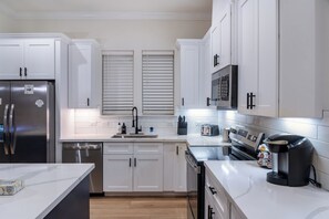 Microwave, oven, stovetop, dishwasher - 4BR Houston World Cup Retreat - Hot Tub, Game Room + Near NRG Stadium (Houston)