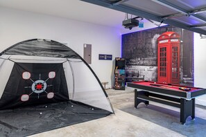 Games room - 4BR Houston World Cup Retreat - Hot Tub, Game Room + Near NRG Stadium (Houston)