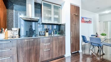 Junior Room | Private kitchen | Fridge, microwave, oven, stovetop