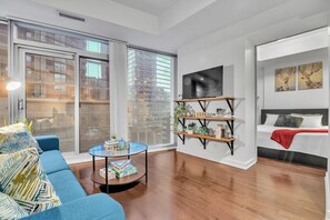 Signature Suite, 1 Bedroom, Non Smoking, Private Bathroom | Living area
