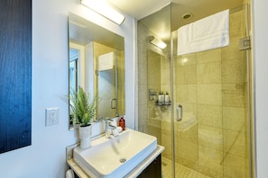 Suíte luxo, 2 quartos, 2 banheiros, vista para a cidade | Banheiro | Secador de cabelo, bidê, toalhas de banho, sabonete