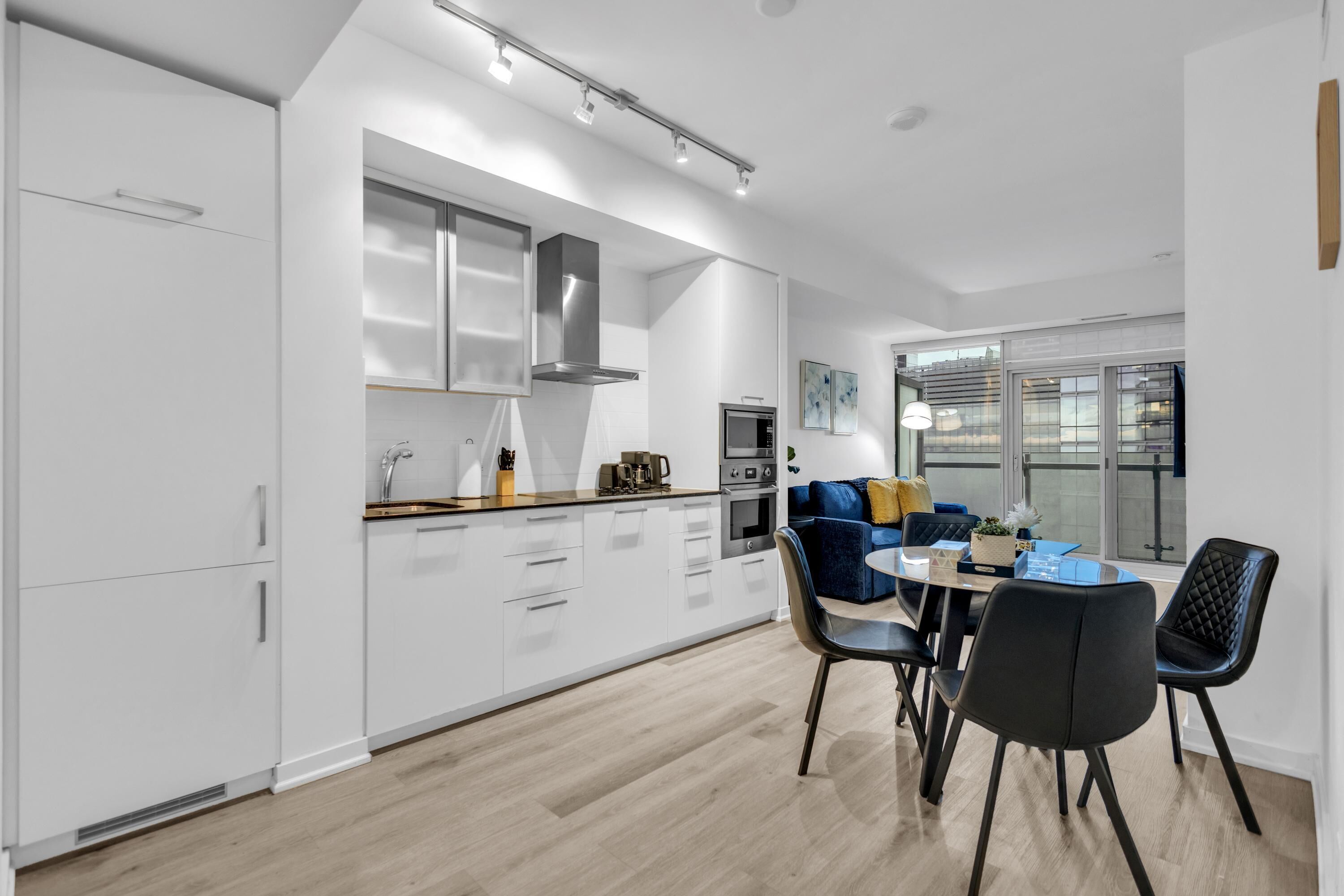 Suite – premier, flere senger, privat bad, byutsikt | Spiseområde på rommet