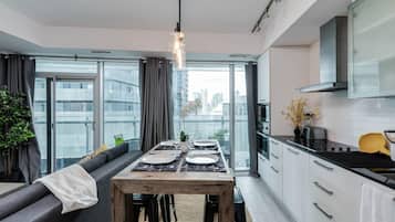 Suíte luxo, 2 quartos, para não fumantes | Opções para refeição no quarto