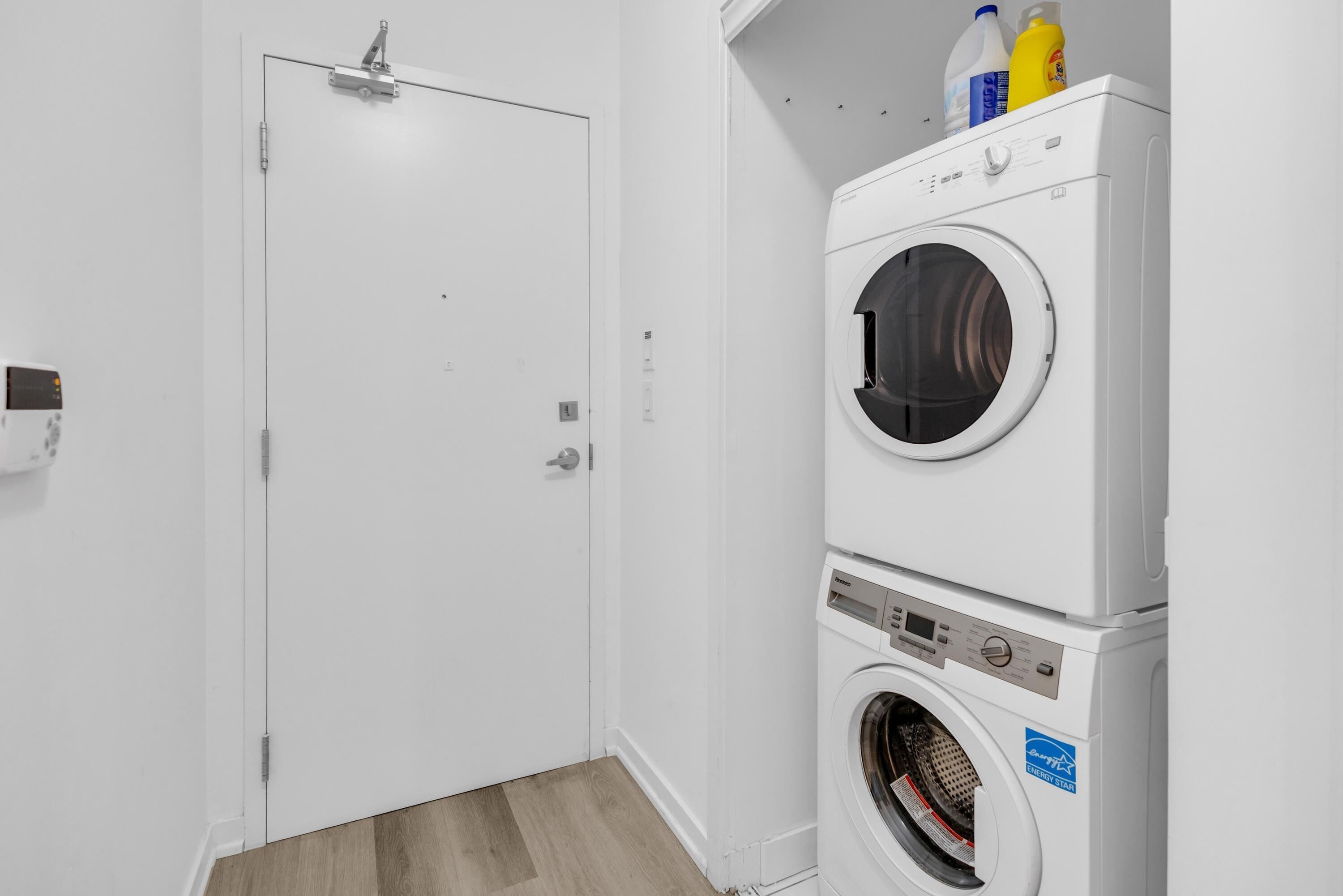 Suite – premier, flere senger, privat bad, byutsikt | Klesvask