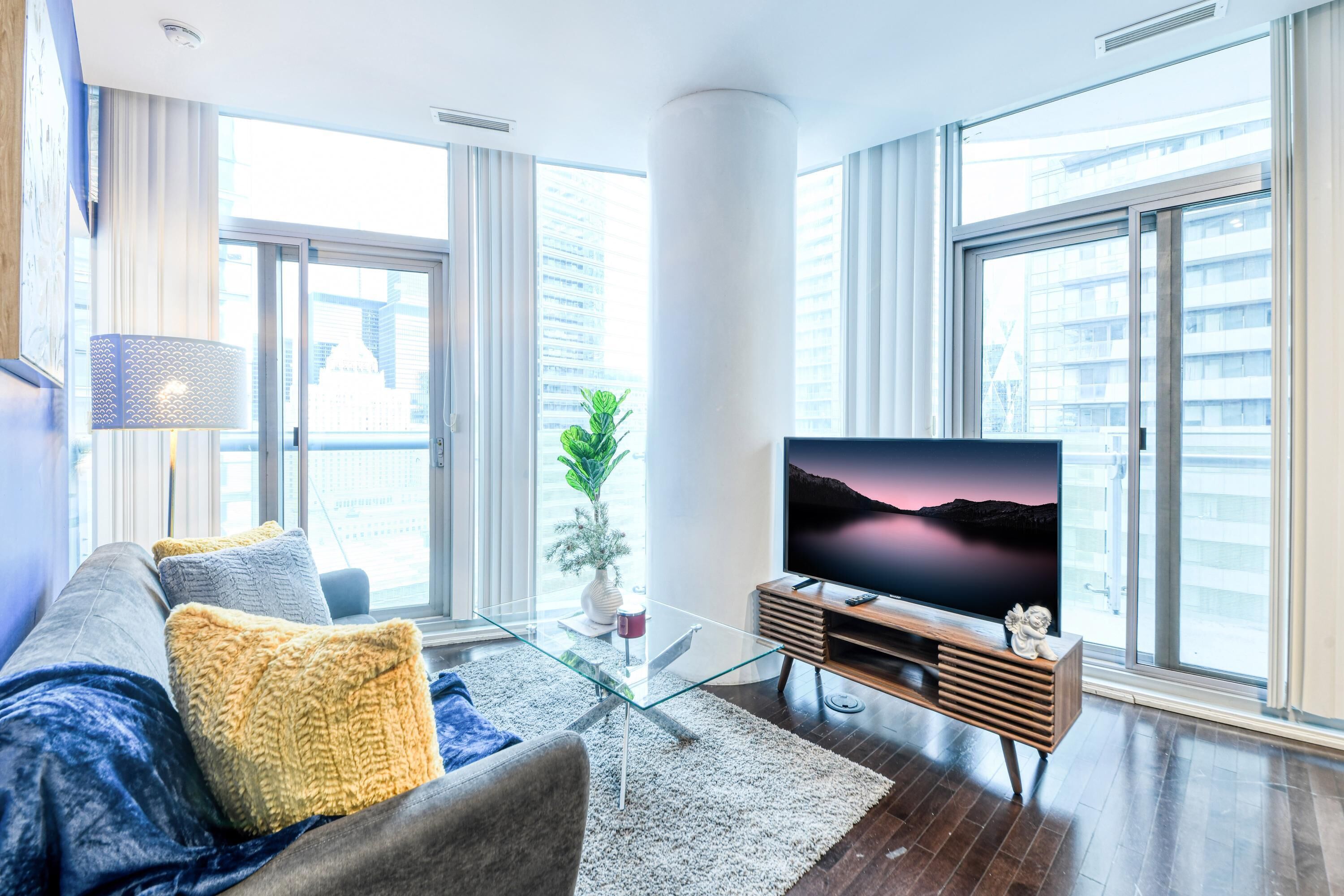 Suite junior, 1 cama Queen size, baño privado | Área de sala de estar | Televisión de pantalla plana de 50 pulgadas con canales digitales 