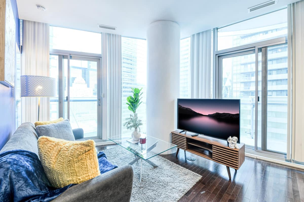 Suite junior, 1 cama Queen size, baƱo privado | Ćrea de sala de estar | Televisión de pantalla plana de 50 pulgadas con canales digitales