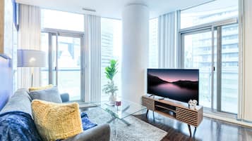 Suite – junior, 1 queensize-seng, privat bad | Oppholdsområde | En 50-tommers Flatskjerm-TV med digitale kanaler
