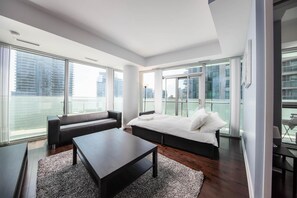 Premier Room | Free WiFi, bed sheets - Planet Traveler Suite DT (Toronto)