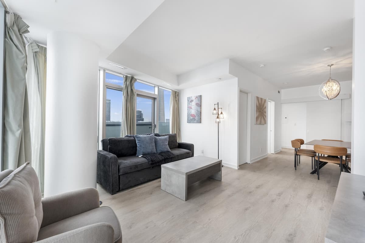Suite superior, 3 habitaciones, 2 baƱos, vista a la ciudad | Ćrea de sala de estar | Televisión de pantalla plana de 50 pulgadas con canales digitales