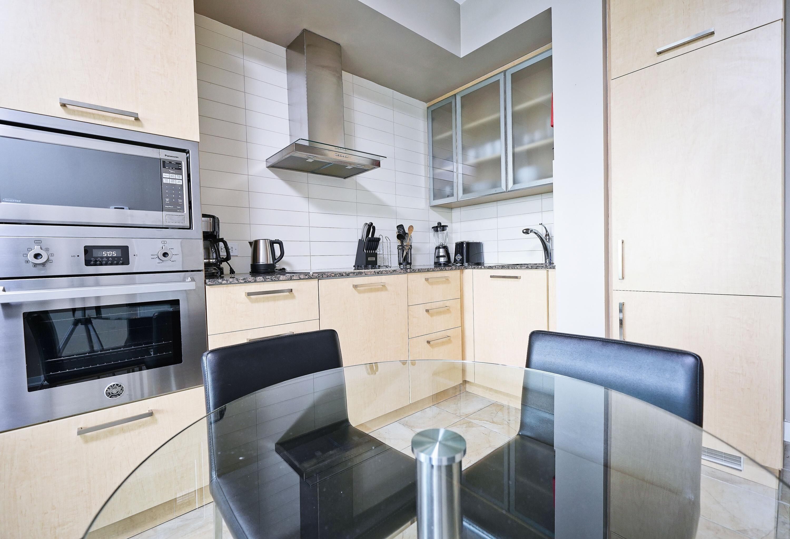 Suite Signature, 1 chambre, non-fumeur, salle de bain privée | Repas dans la chambre