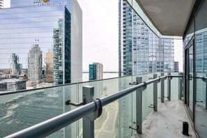 Exterior - Planet Traveler Suite DT (Toronto)