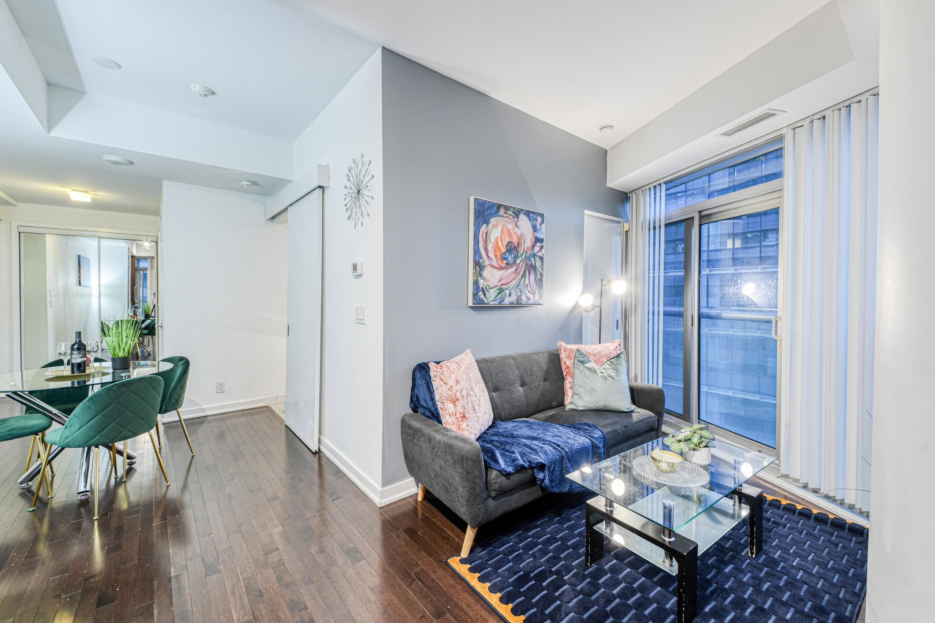 Suite – junior, 1 queensize-seng, privat bad | Oppholdsområde | En 50-tommers Flatskjerm-TV med digitale kanaler