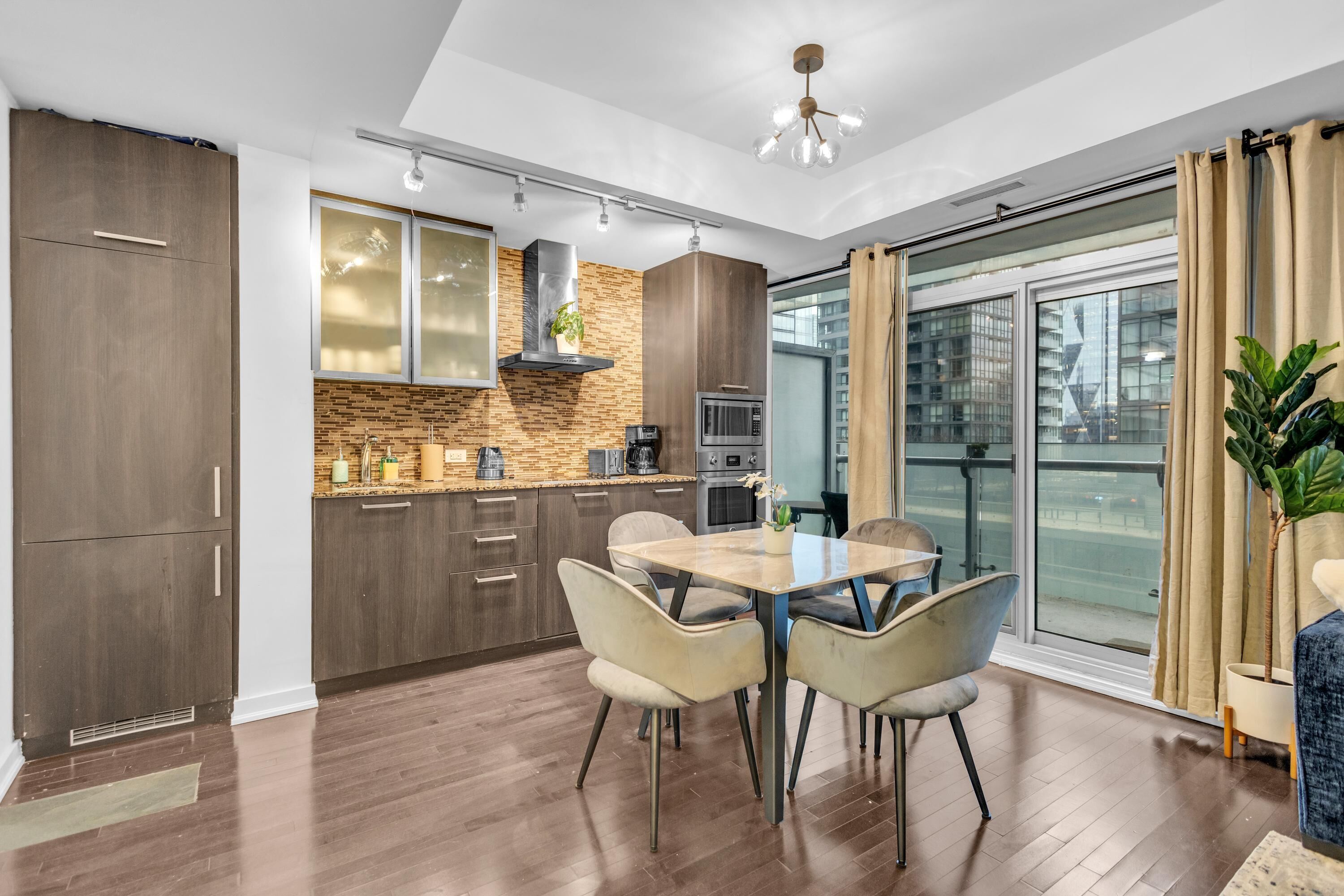 Suite ejecutiva, 1 cama Queen size y sofá cama, para no fumadores, vista a la ciudad | Servicio a la habitación