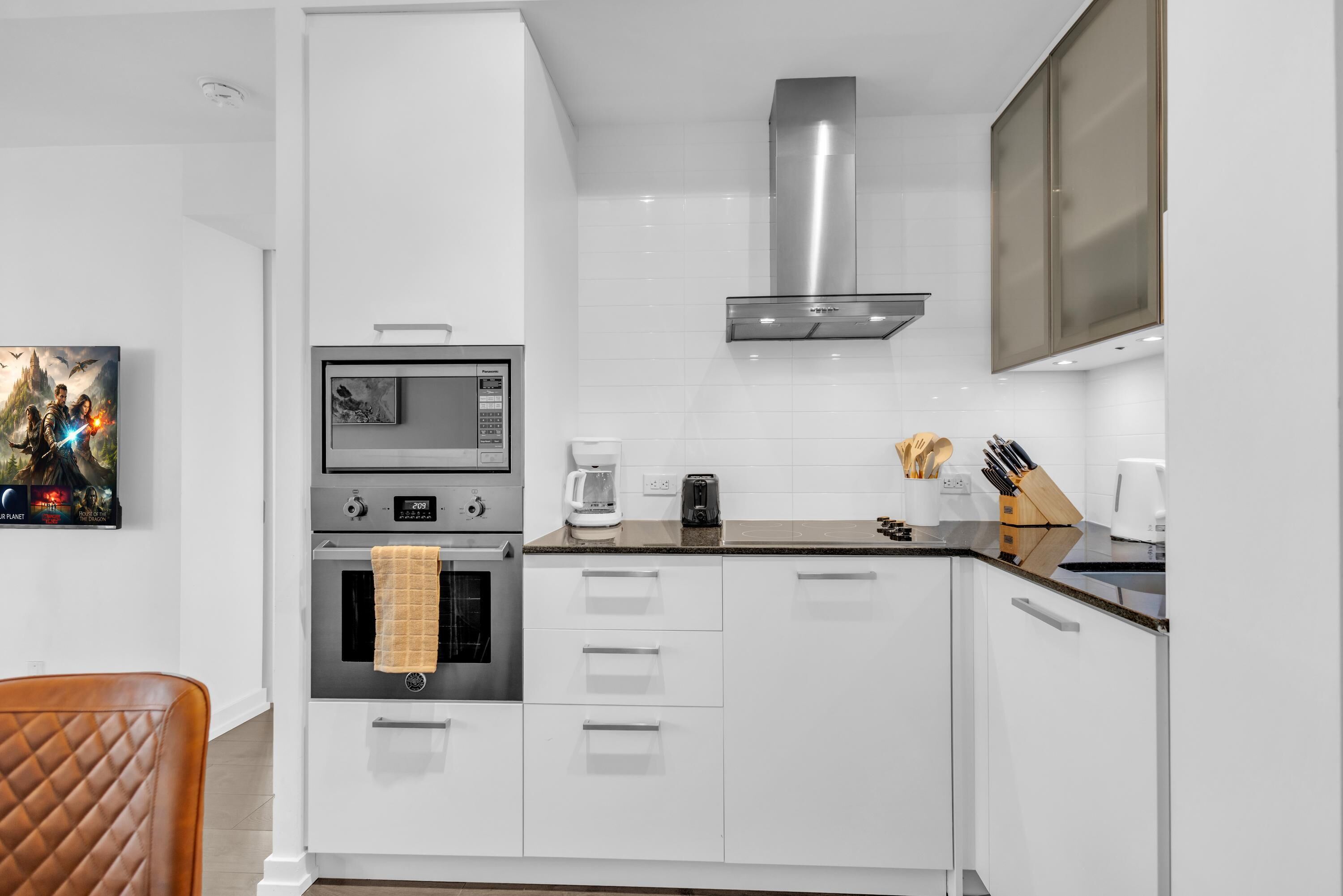 Executive Suite, 1 Queen Bed with Sofa bed, Non Smoking, City View | Private kitchen | Fridge, microwave, oven, stovetop