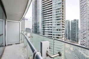Exterior - Planet Traveler Suite DT (Toronto)