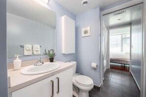 Premier Room | Bathroom | Hair dryer, bidet, towels, soap - Planet Traveler Suite DT (Toronto)