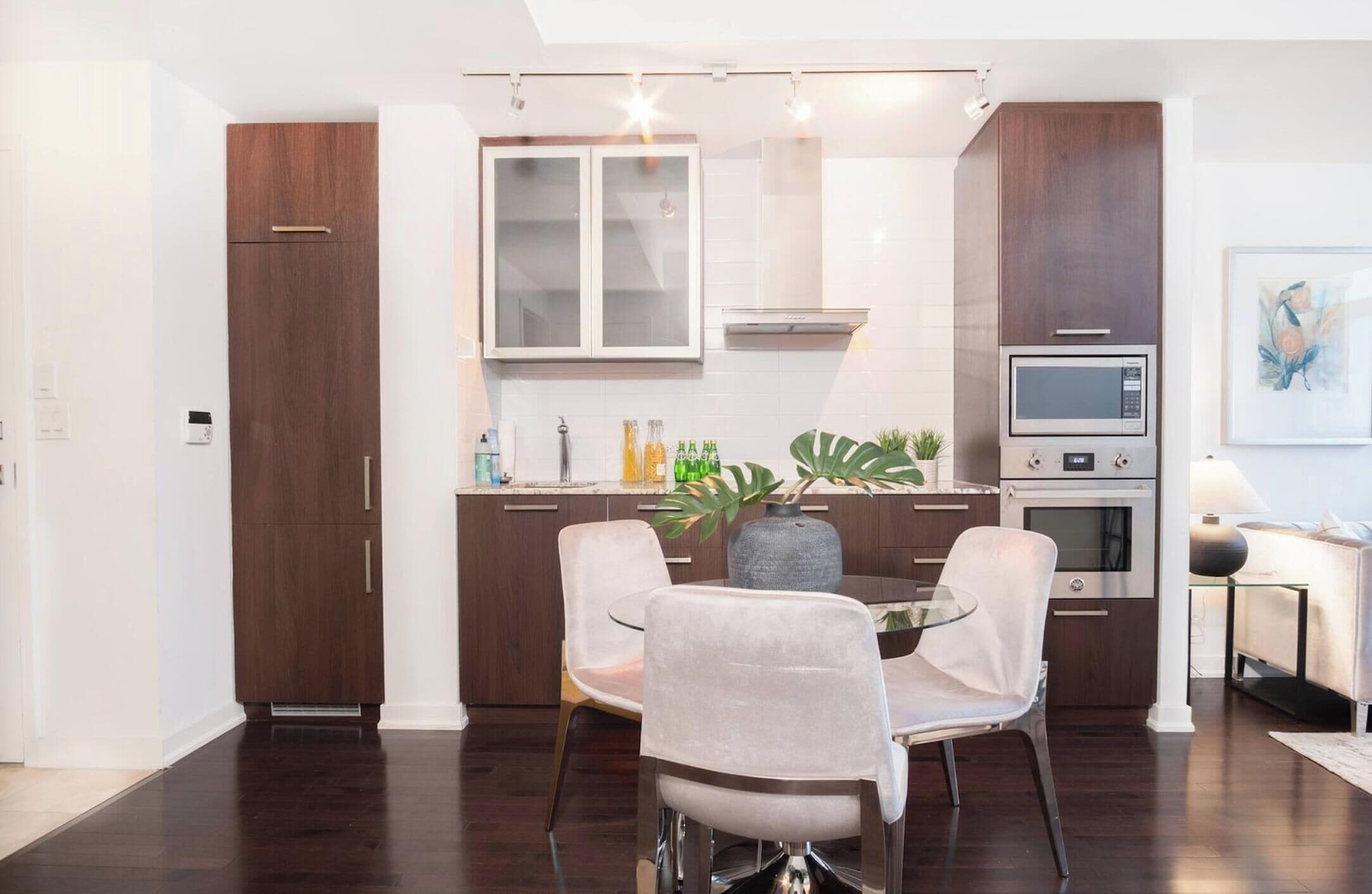 Suite Premier, varias camas, baño privado, vista a la ciudad | Servicio a la habitación