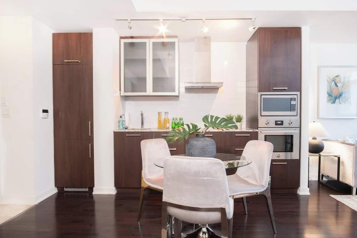 Suite Premier, varias camas, baño privado, vista a la ciudad | Servicio a la habitación